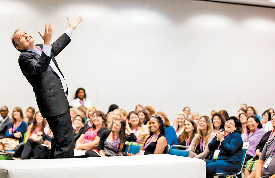El asesor de parejas, John Gray, durante una conferencia ante mujeres. (Especial)
