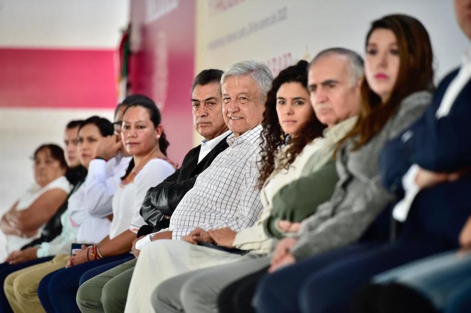 Durante la ceremonia el gobernador Jaime Rodríguez pidió un aplauso para el presidente López Obrador. Foto: Especial.