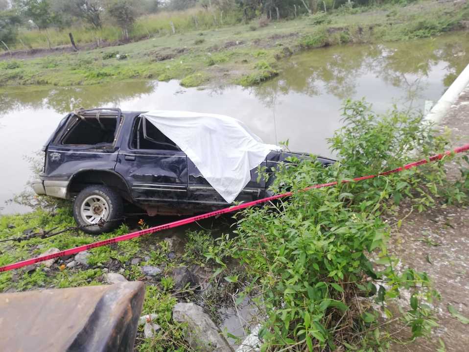 Conductor muere tras volcar su camioneta y caer a una laguna en Altamira (Foto/Anahy Meza)