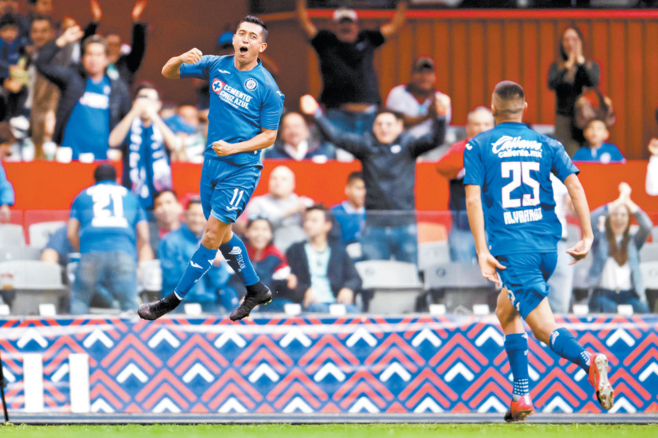 Elías Hernández celebra el primer gol de Cruz Azul. (Mexsport)