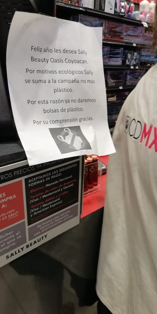 Inspección de bolsas de plástico en CdMx. (Cinthya Sttetin)