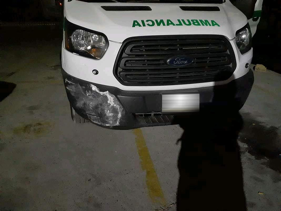 Al interior de la ambulancia se encontraron botellas de alcohol. (Especial)