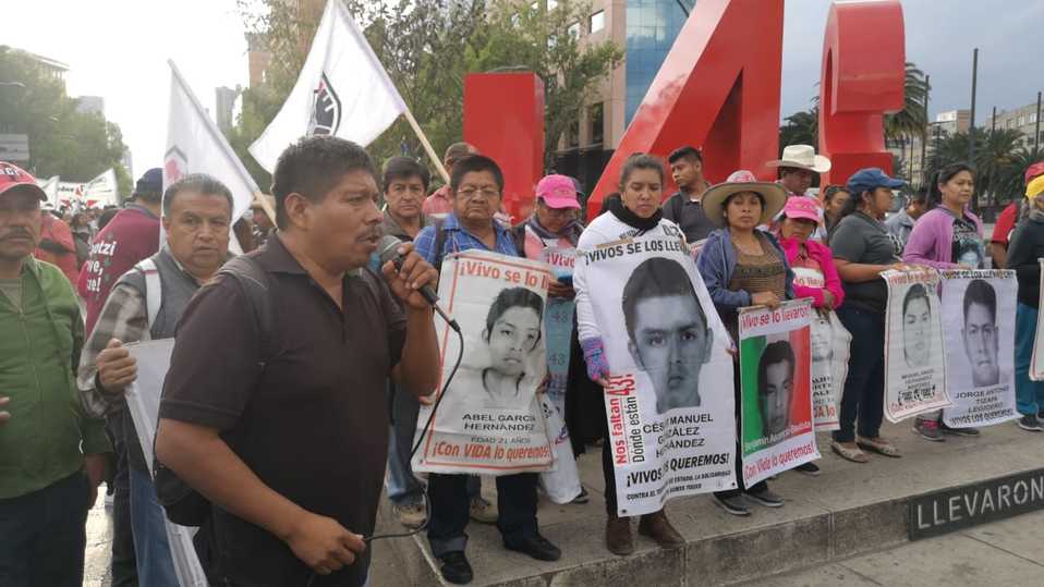 Padres de los 43 exigen la presentación con vida de los normalistas. (Gabriel Ortega)