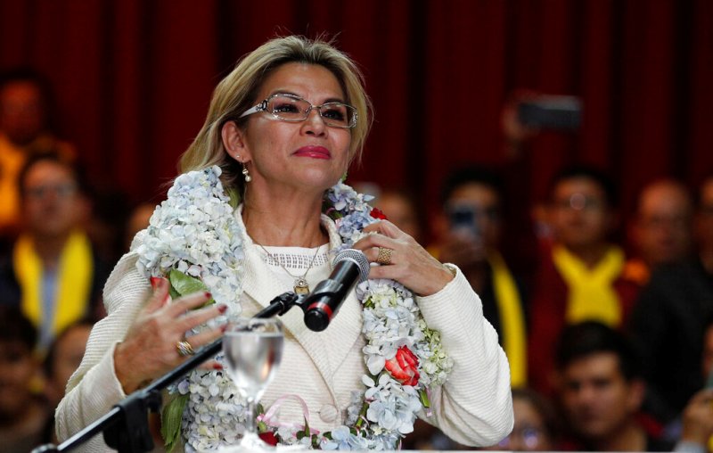 La presidenta interina de Bolivia, Jeanine Áñez, acusó a La Habana de quedarse con 80 por ciento de los pagos por los servicios médicos que los cubano