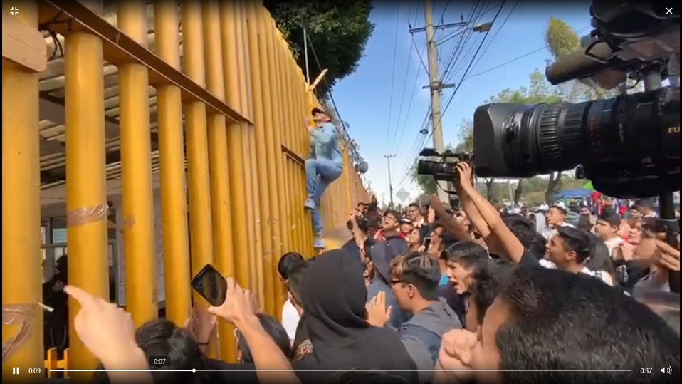 Alumnos de la Prepa 9 de la UNAM se enfrentan contra paristas que mantiene tomado el plantel (Selene Flores)