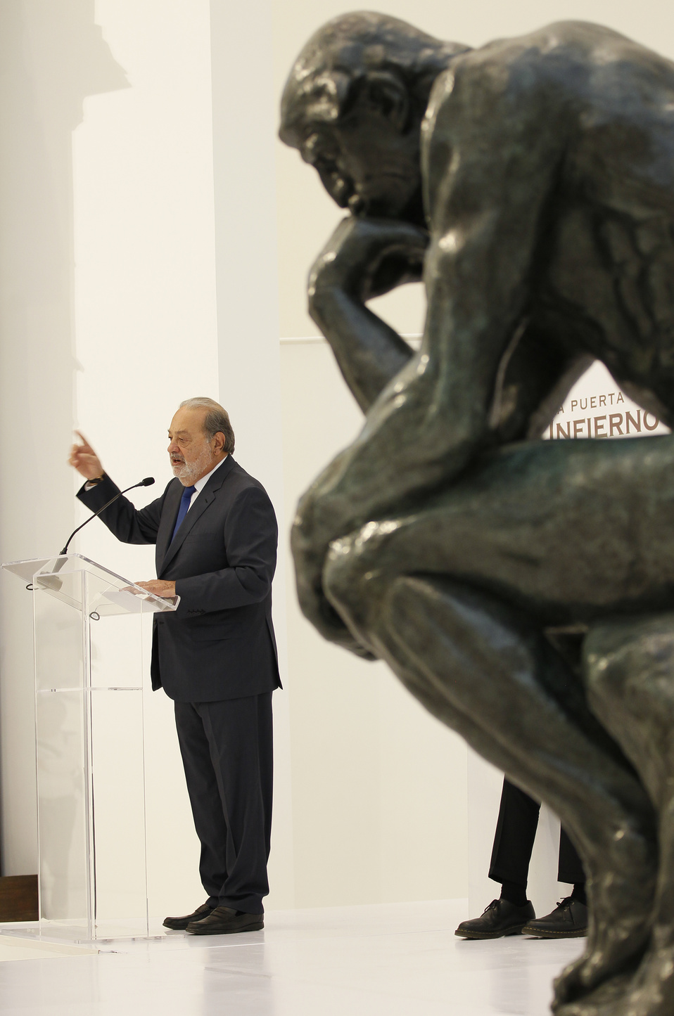 Carlos Slim junta a una de sus esculturas favoritas "El hombre pensante" (EFE)