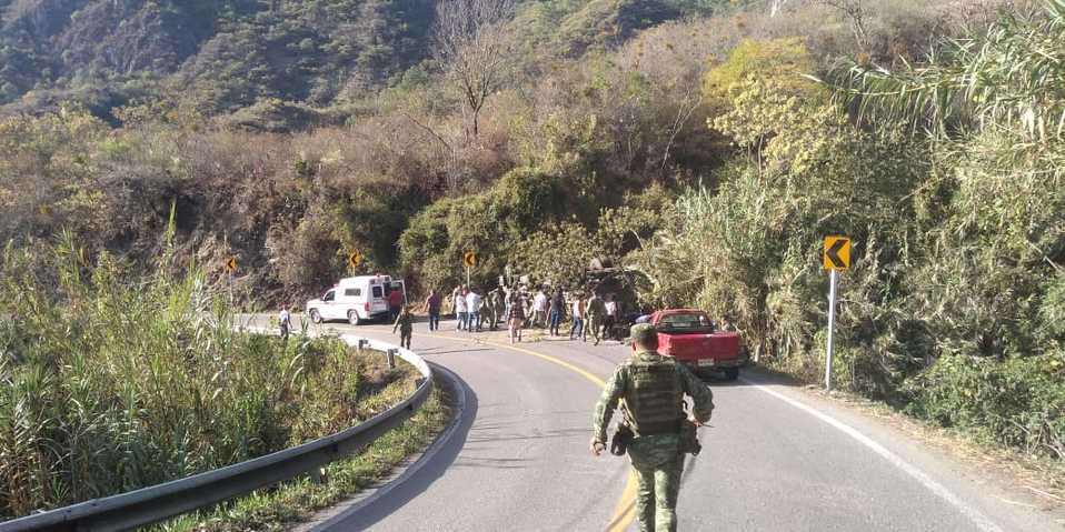El accidente dejó tres soldados muertos y 27 heridos.