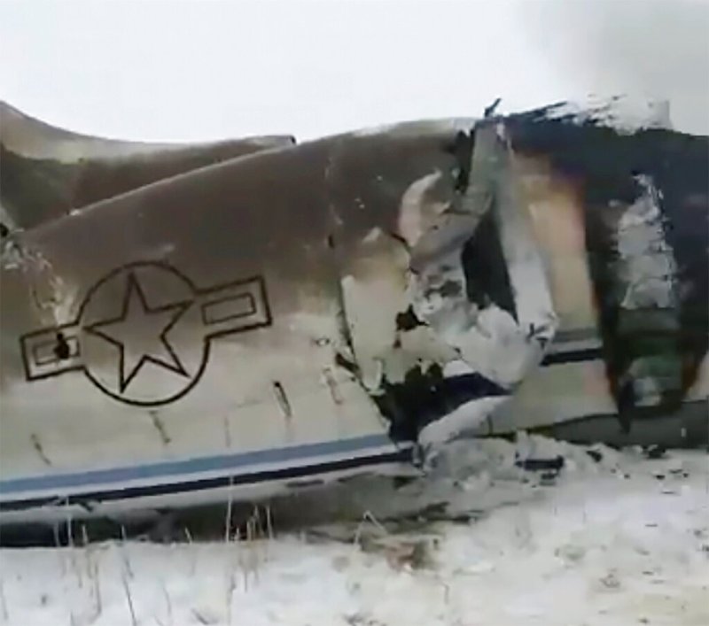 El avión estrellado en el este de Afganistán. (AP)
