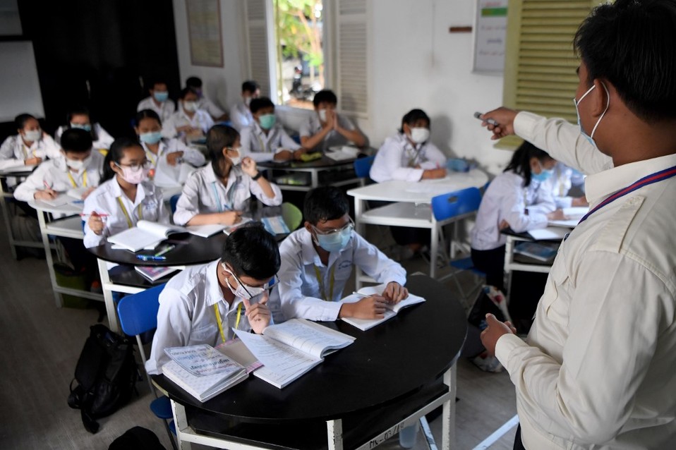 Algunas escuelas en Asia ya obligan a alumnos a portar cubrebocas tras la expansión de la epidemia. (AFP)