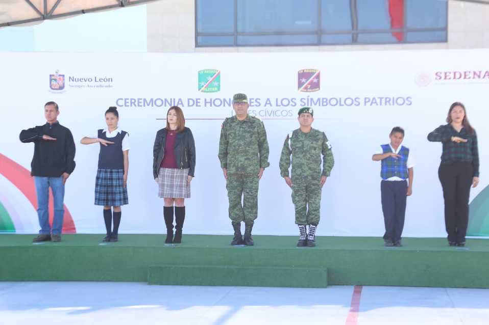 Estudiantes de primaria y secundaria asistieron al 'lunes cívico'. (Foto: Raúl Palacios)