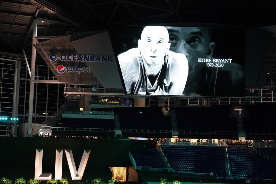 Una foto de Kobe Bryant apareció en el Marlins Park durante el Opening Night rumbo al Super Bowl 2020 (Reuters)
