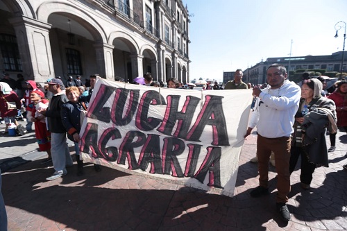 Aquí uno de los grupos frente a Palacio de Gobierno en Lerdo. (Tania Contreras)