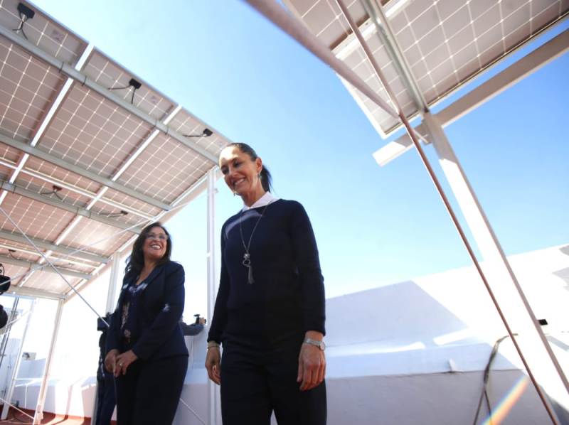 La jefa de gobierno, Cladia Sheinbaum, junto a Rocio Nahle, secretaria de energía federal, inauguraron el sistema voltaico. (Ariana Pérez)