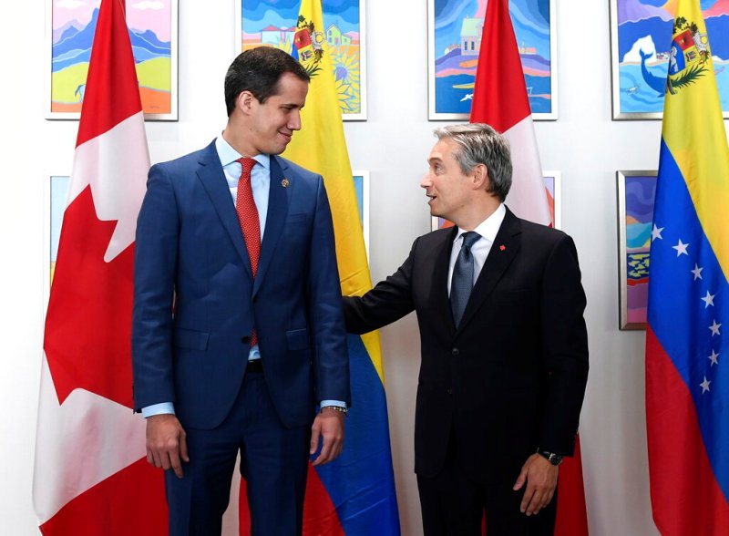 El ministro de Asuntos Exteriores de Canadá François-Philippe Champagne en su reunión con el líder opositor venezolano, en Ottawa. (AP)