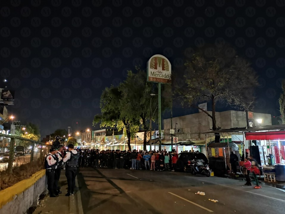 En un operativo fueron retirados los puestos ubicados al exterior del Metro Tacuba. (Jorge Becerril)