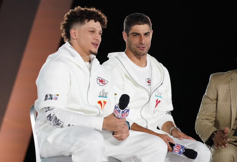 Patrick Mahomes y Jimmy Garoppolo durante el Opening Night rumbo al Super Bowl 2020 (Reuters)