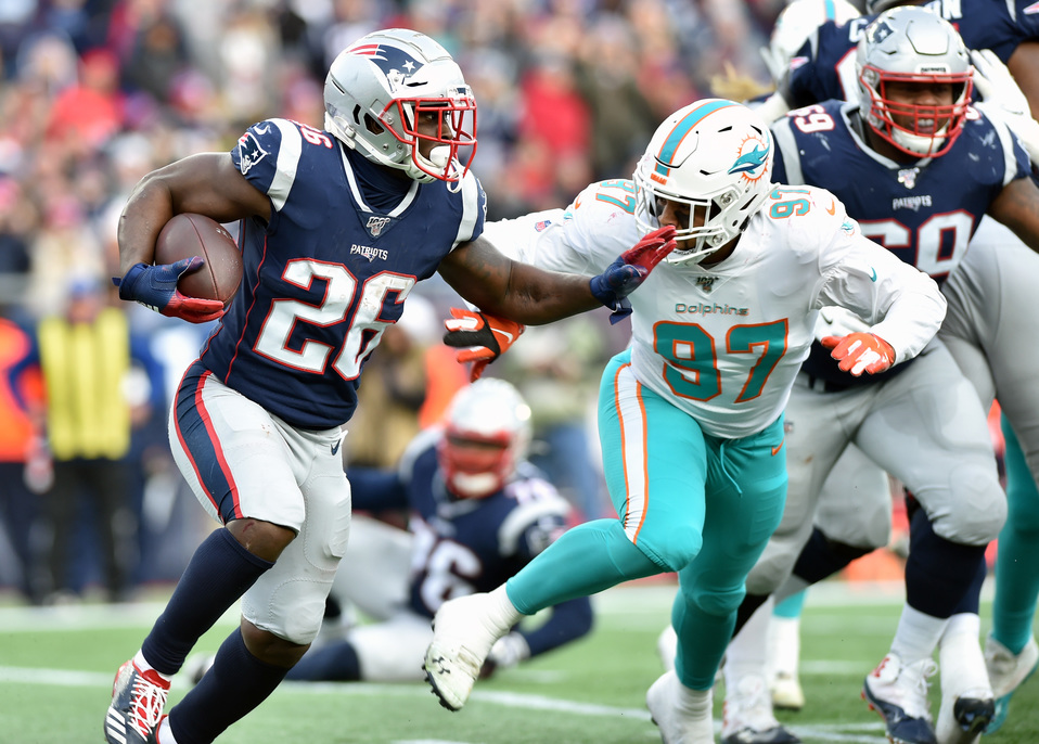 Sony Michel y Trent Harris durante un juego entre Patriotas y Delfines (Reuters)