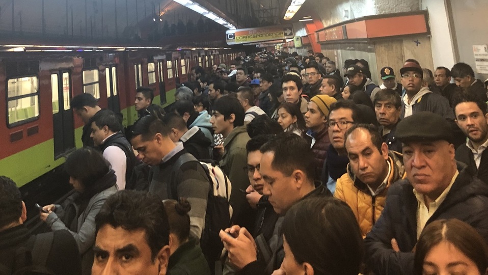 Los usuarios protestaron por los retrasos e la Línea 7 del metro. (Twitter: @Mariani_riva)