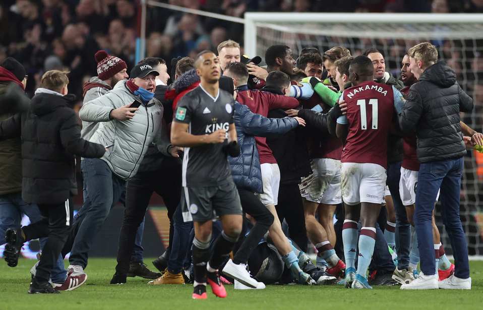 Aficionados del Aston Villa invaden cancha tras conseguir el pase a la final (Reuters)