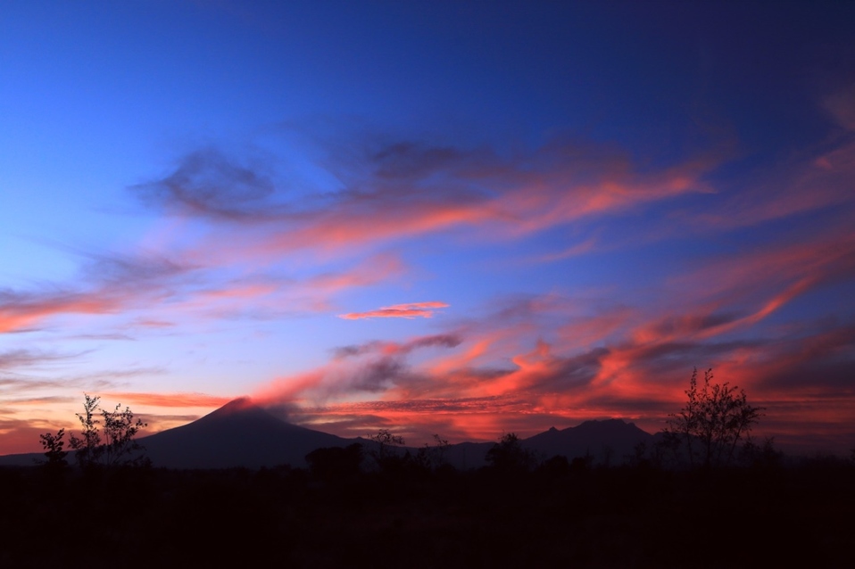 México. El atardecer con el volcán Popocatépetl en el fondo. (Andrés Lobato | Milenio)