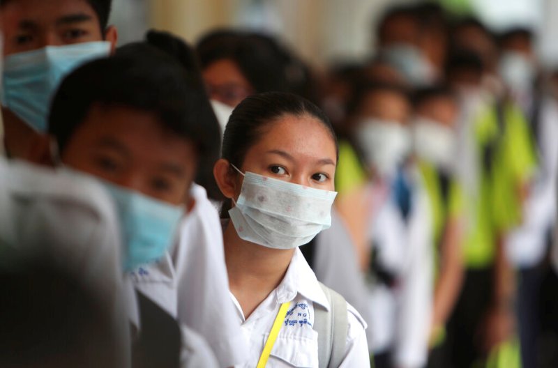 Autoridades de diversos países han redoblado esfuerzos para combatir el virus. (AP)