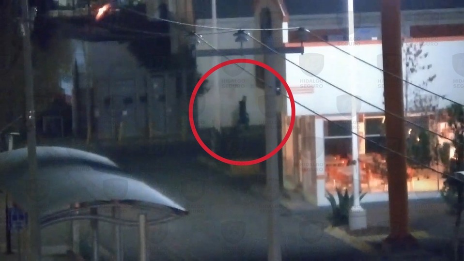 Cámaras de C5i captaron al hombre que intentaba robar la pizzería. (Cortesía)