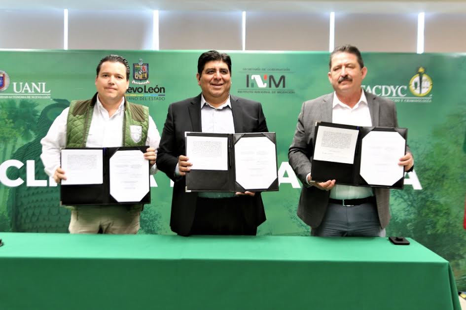 Daniel Torres Cantú, delegado del Instituto de Migración en Nuevo León, informó que éste ofrece más de 20 tipos de trámites. Foto: Raúl Palacios.