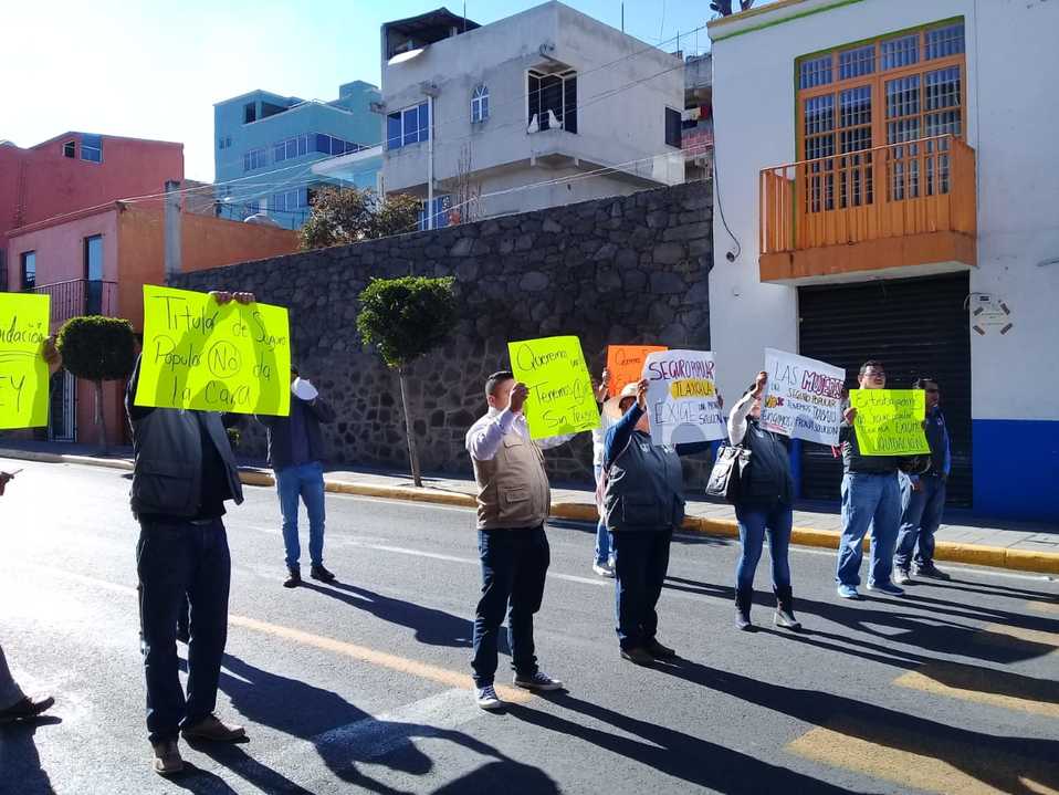 Se manifiestan trabajadores del extinto Seguro Popular de Tlaxcala. (Adolfo Tenahua)