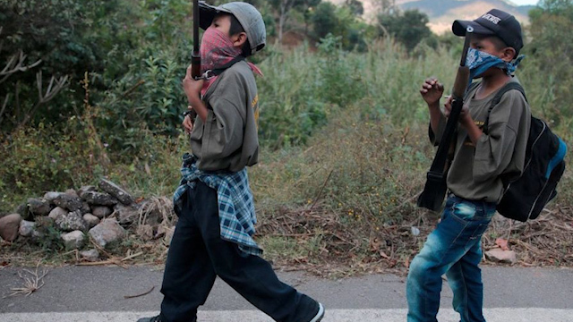 Niños seguirán con armas en Chilapa, pero estudiarán