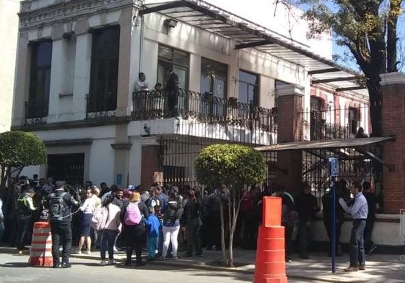 Papás de niños con cáncer protestan en la Segob. | Twitter  @OVIALCDMX