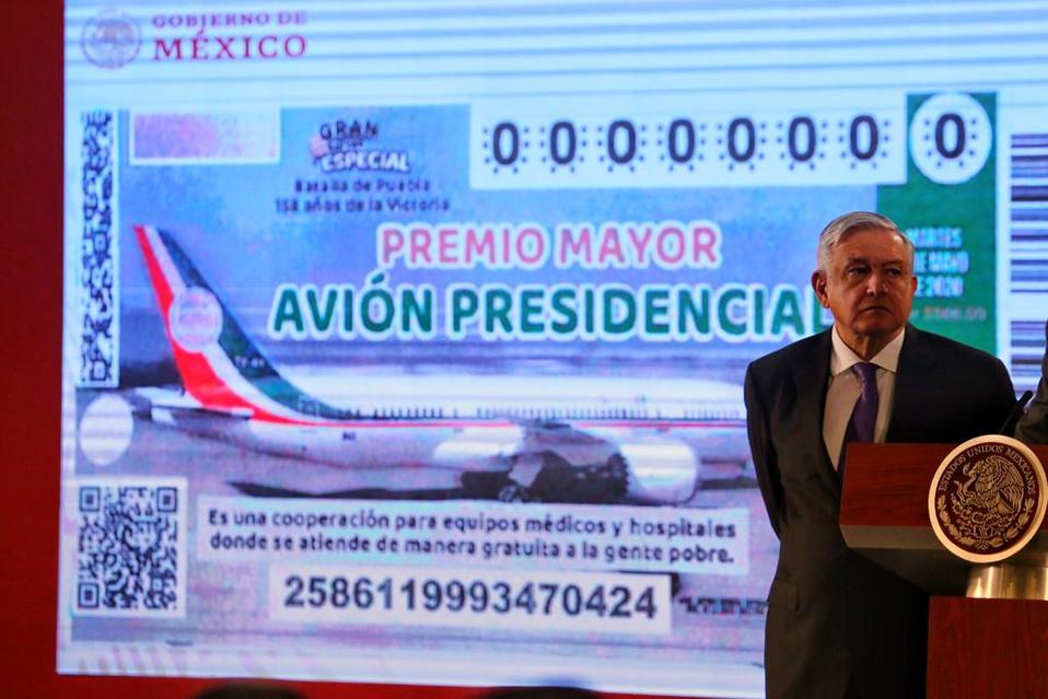 La propuesta de la rifa del avión sigue en pie y se presentó el diseño de los boletos. (Jorge Carballo)
