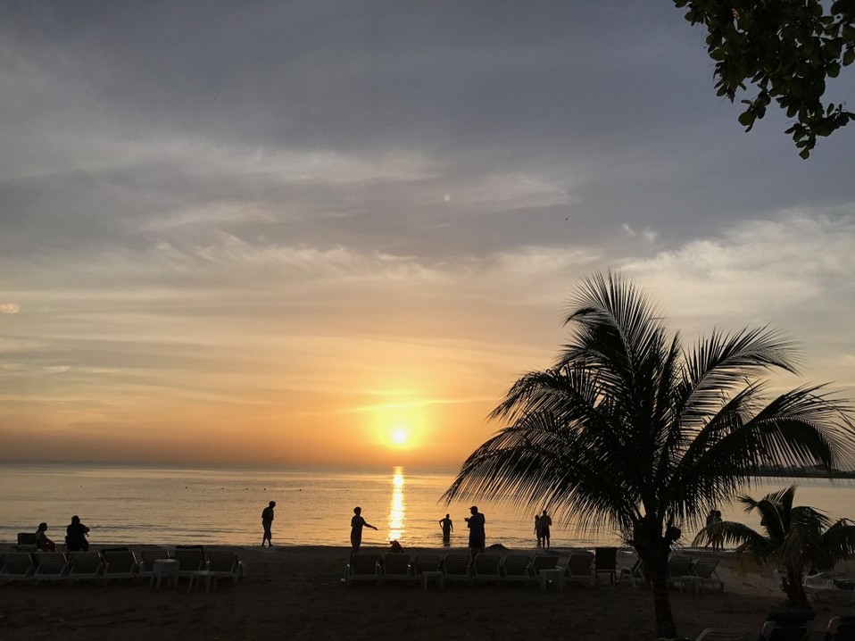 El primer sismo de 7.7 no provocó daños ni víctimas mortrales en Jamaica; descartaron alerta de tsunami en playas de la isla. (AFP)