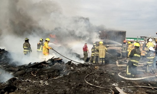 También se incendió un depósito de llantas. (Especial)