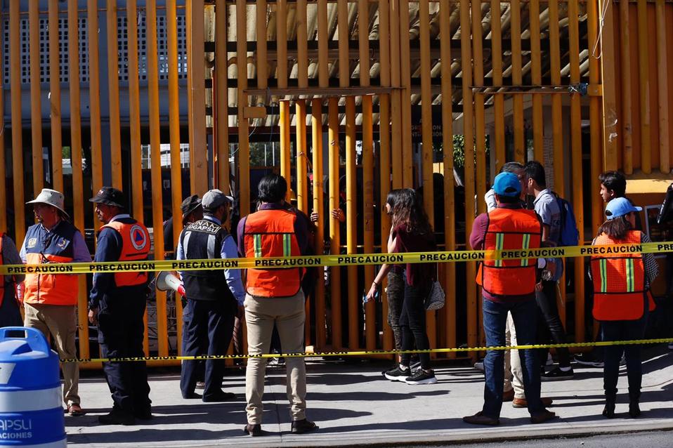 Autoridades llegaron a la Prepa 9 para intentar concluir con el paro. (Nelly Salas)