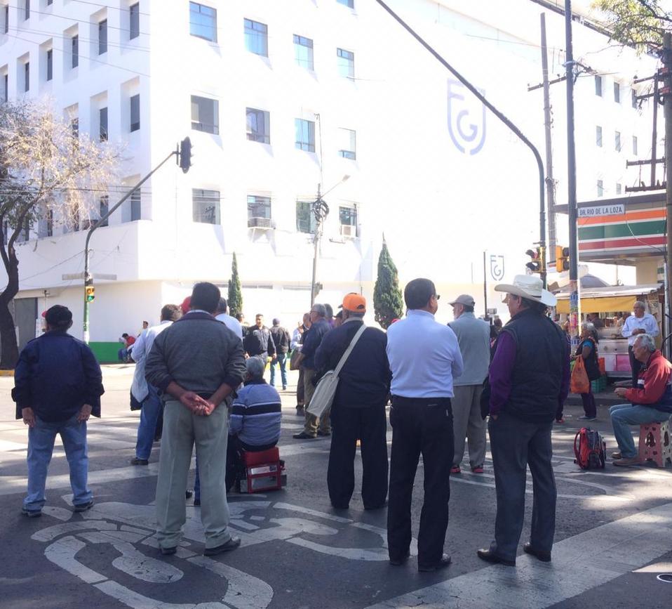 Bloqueo en la colonia Doctores por trabajadores de la ex Ruta 100. (Jorge Becerril)