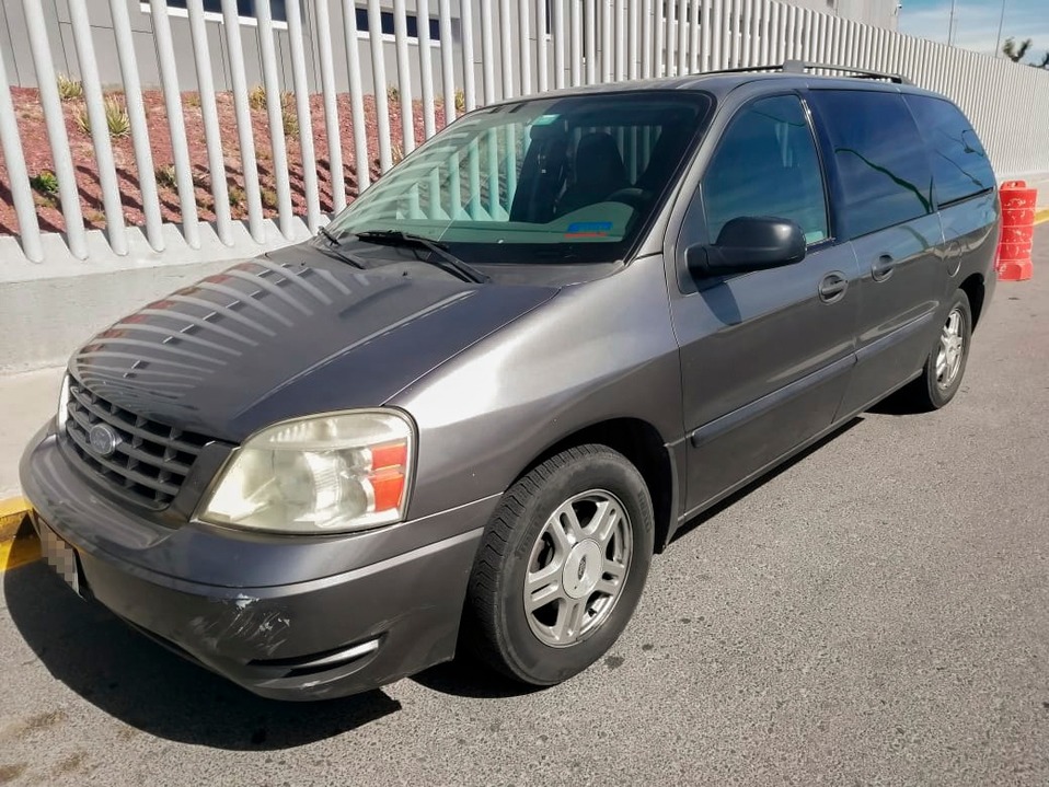 Se aseguró una camioneta Ford, color gris, y más de 11 mil pesos en efectivo. (Cortesía)