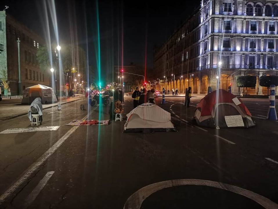 Campesinos bloquean inmediaciones del Zócalo de CdMx. | César Velázquez