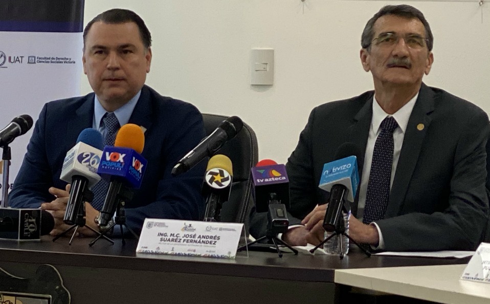 El diputado Gerardo Peña y el rector de la UAT, José Andrés Suárez convocaron al Tercer Parlamento de la Juventud Tamaulipeca (Foto/Antonio Hernández)