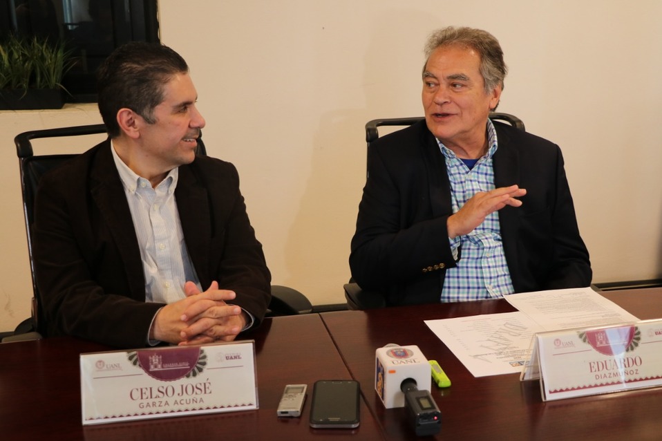 El director artístico de la Osuanl Eduardo Diazmuñoz(der.) junto al secretario de Extensión y Cultura José Garza Acuña (izq). (Foto: Gustavo Mendoza L
