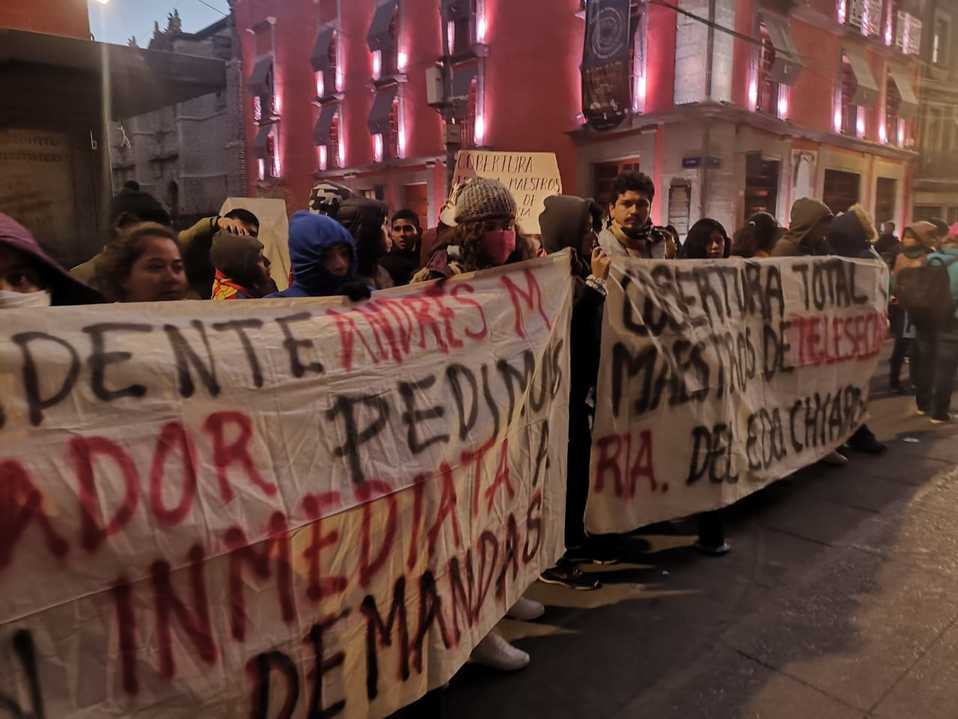 Los docentes denuncian actos de corrupción y muestras sus mantas durante la protesta. (César Velázquez)