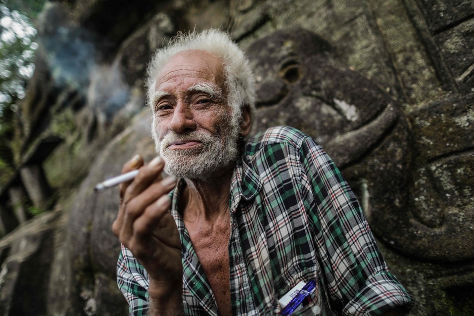 Don Alberto lleva 40 años esculpiendo sobre las rocas. (AFP)