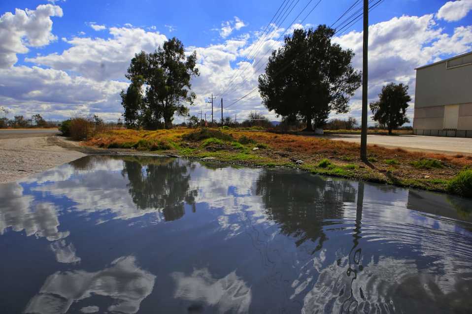 Encharcamientos con aguas contaminadas y malolientes, provocados por el desbordamiento de la laguna del Parque industrial Ciudad Textil. (Andrés Lobat
