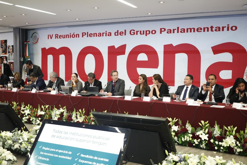 Esteban Moctezuma - centro- acudió a la reunión plenaria de Morena (Alma Paola Wong)