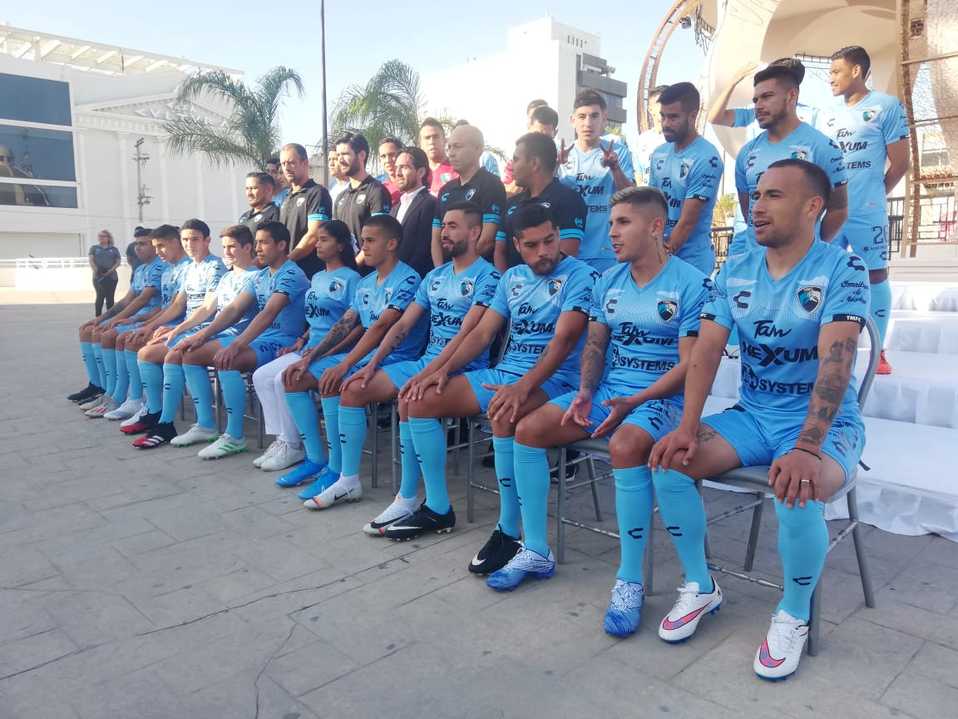 Jaiba Brava se toma foto del recuerdo. (Sergio Sánchez)