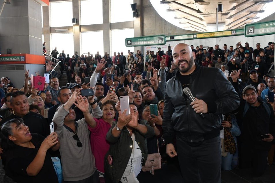 Lupillo Rivera ingresa al Metro San Lázaro y da concierto sorpresa (Twitter).