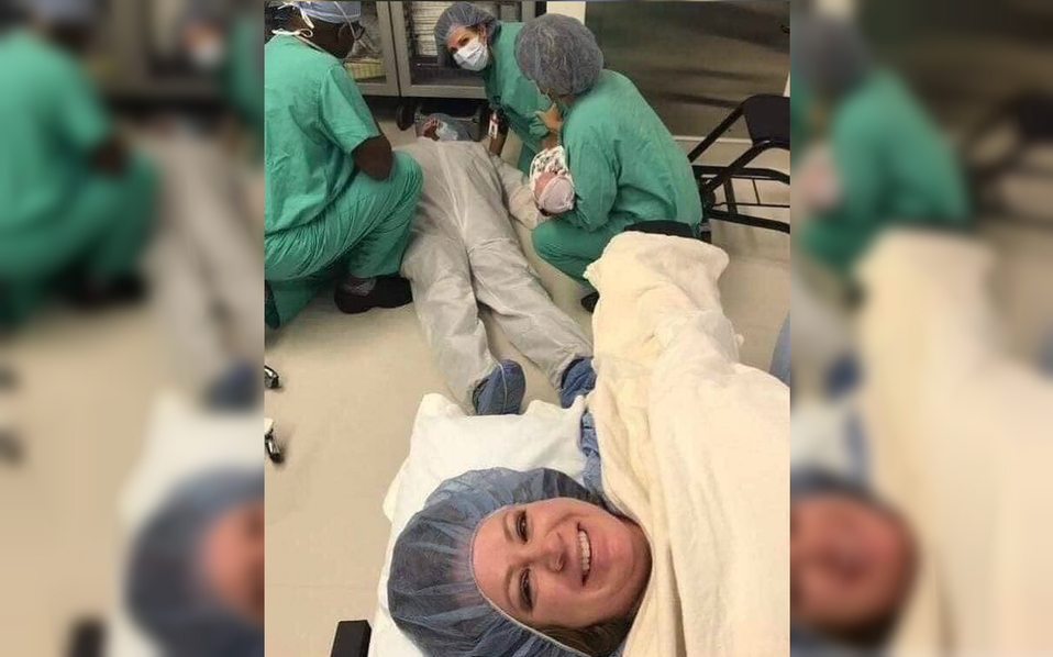 Mujer se toma selfie con su esposo desmayado en la sala de partos (Instagram).