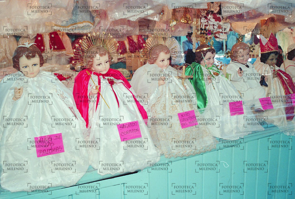 Niños Dios en Mercado de Xochimilco, febrero 1998. (FOTOTECA MILENIO)