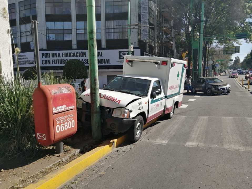 No se reportan personas lesionadas por el choque de la ambulancia y el auto particular. (Anwar Nájera)