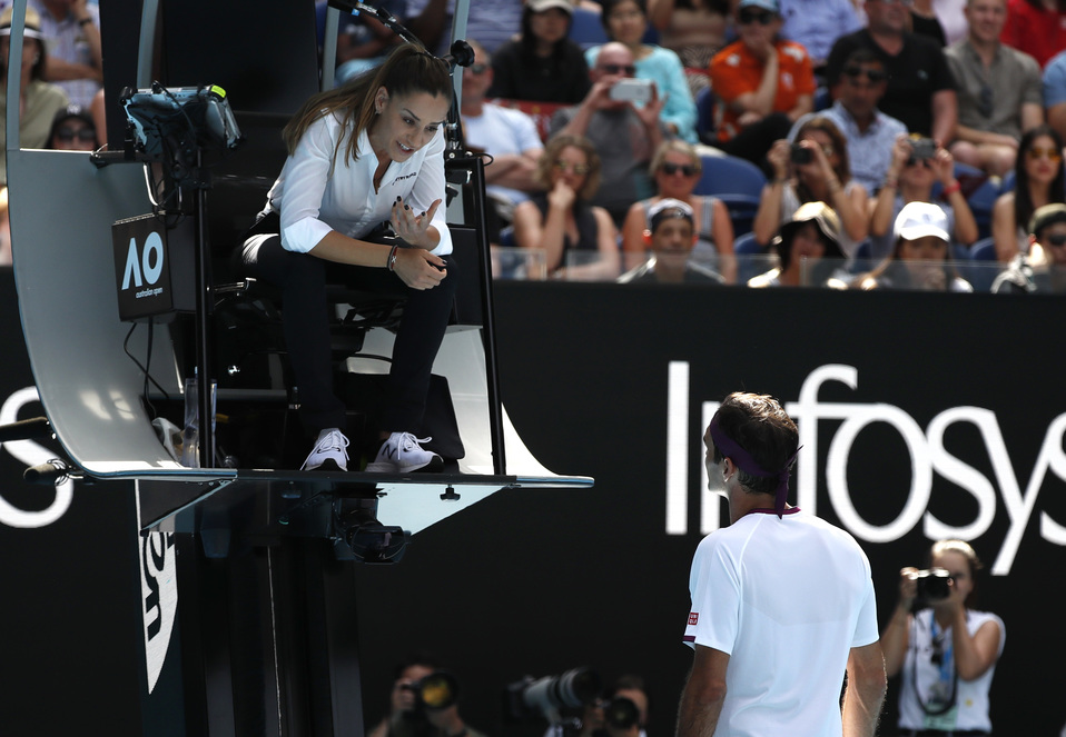 Roger Federer discutiendo con la umpire Marijana Veljovic (Reuters)