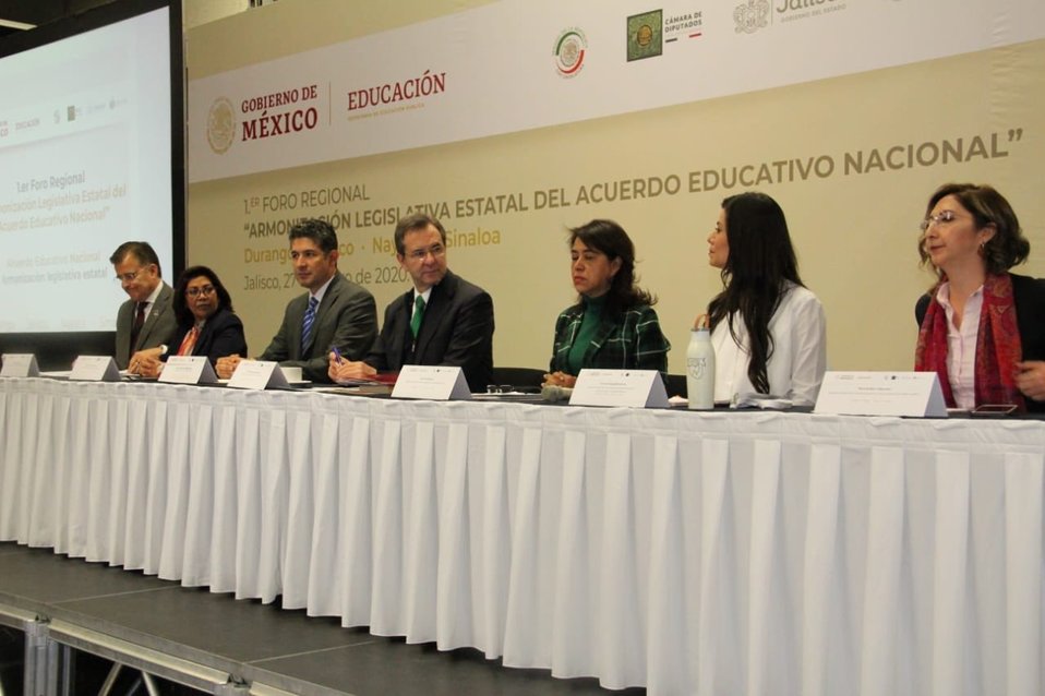 El secretario de Educación, Esteban Moctezuma, acudió a la reunión plenaria de Morena (@emoctezumab)